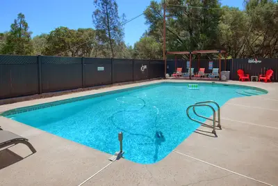 Image de Cute Pool House near Yosemite with a Hot Tub and Game room