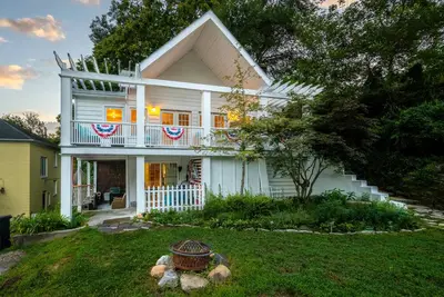 Image de Darling Cottage steps from shores of Miller Beach