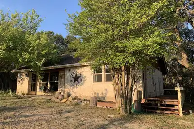 Image de 1200 s/f country guest house 7 minutes to historic Main St. in Boerne!