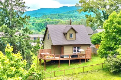 Image de Newly built Luxury 3 bedroom Mountain Chalet in town - Hot tub and pet friendly!
