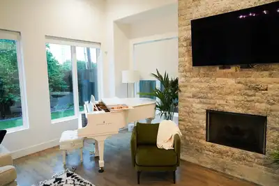 Image de Beautiful Dream of a home in Brookside Tulsa w/Hot tub