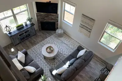 Image de Modern Farmhouse in the Pines! Prime Location!