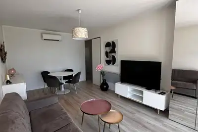 Image de Grand 2 pièces neuf à côté des plages, climatisé, 1 parking