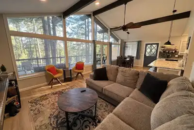 Image de Pinecone Cabin - Beautiful View And Remodel -  Now With Ac!