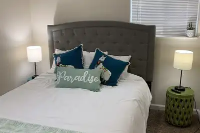 Image de New! ! ! ! ! Beautifully Remodeled 5 Bedroom Mesilla Street Home- All New Furniture