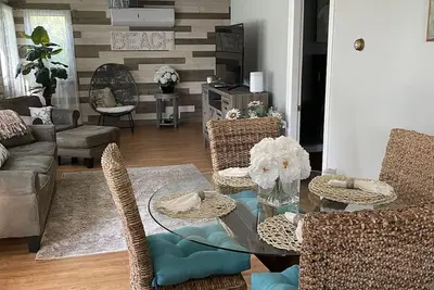 Image de Walk to beach, great restaurants and fun!