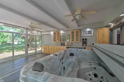 Image de Coastal Edgewater Home w/ Private Hot Tub!