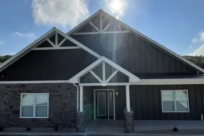 Image de Private Pool And Hot Tub! In Town spacious 8 Bedroom and 8. 5 Bathroom home.