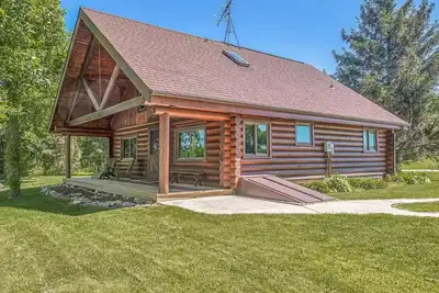 Image de Lake Winnebago waterfront 3 bedroom Log home on a private lot with a great view!