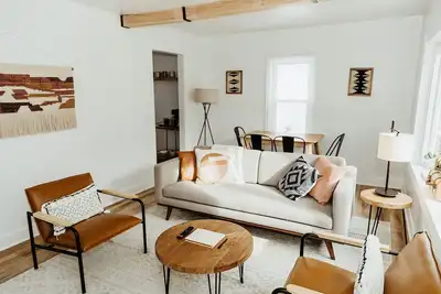 Image de \"The Lynn\" Modern Urban Stay w/ Backyard