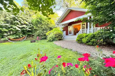 Image de Incredible fenced in dog friendly cottage in downtown Brevard with hot tub!