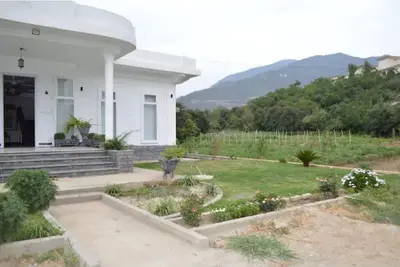 Image de The villa is built in the middle of fruit farms, giving birds eye view of valley