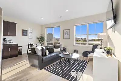 Image de 2br*HiddenGem*Skyline view*Rooftop Balcony