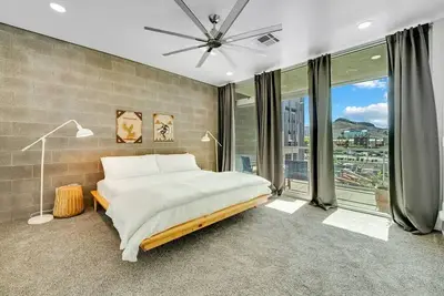 Image de Alluring 2 bedroom apartment with decorated patio!