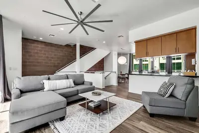 Image de Modern & Prime 2 bedroom apartment with balcony!