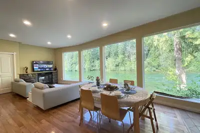 Image de Campbell River 2 bedroom Fishing Lodge - River View