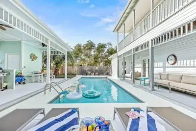 Image de 3 Min to Beach | Private Pool & Outdoor Kitchen