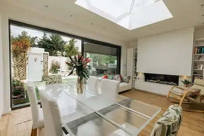 Image de Luxe 3 Bed property with beautiful garden room.