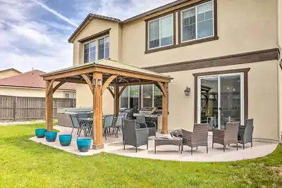 Image de Air Racing Decor, Hot Tub: Sparks Home!