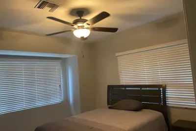 Image de Home Away From Home -3 minutes from beach