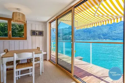 Image de Chalet Coquillage - les pieds dans l'eau.