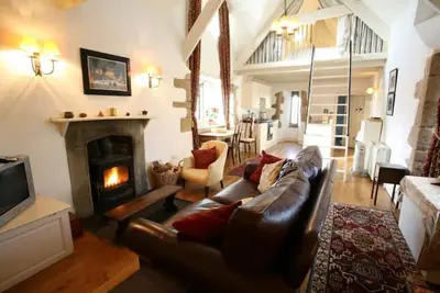 Image de Welsh Gatehouse: Historical Castle with Ev Charger