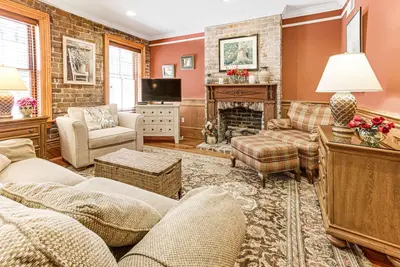 Image de Walk Everywhere From This Charming Garden Apartment by Lucky Savannah