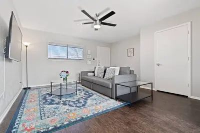 Image de Six flags suite* prof cleaned w luxe king bed