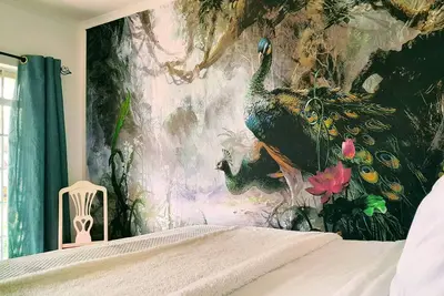 Image de Zebras Dazzle B&B | The Peacock room - full of romance and style
