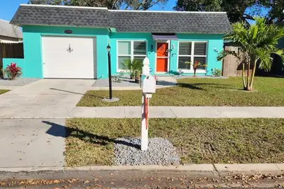 Image de Openings for October and November at our Beach Cottage-3 minutes to the Gulf!