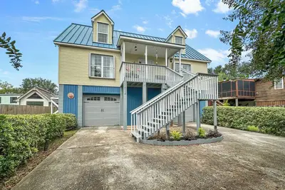 Image de Southern Charm - Elevated home minutes to Folly Beach