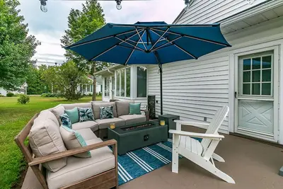 Image de Fall Lake Getaway w/Bicycles & Walkable Neighborhood~ Spire/Wineries/Bula