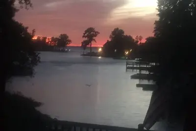 Image de Beautiful Lakehouse W/ stunning sunsets private dock, pool, pool table sleeps 12