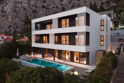 Image de Uniquely designed sea view villa in town center