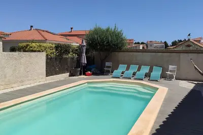 Image de Jolie villa de plain-pied climatisée avec piscine