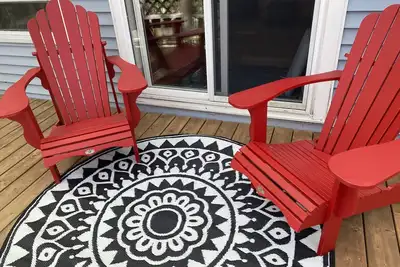 Image de Cozy and Cheerful Cottage- Steps From the Lake!