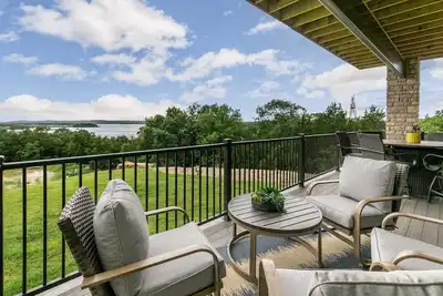 Image de Majestic  Walk-in Lake Condos-No stairs And Views for Mile-2 outdoor spaces-5 mins to Branson| 124