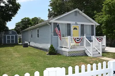 Image de New Listing! ! ! Beautiful Bayview Cottage a short walk to the beach