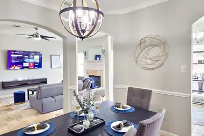 Image de Modern 2-Story Retreat in Chinatown: Contemporary Elegance; 3br\/2. 5b