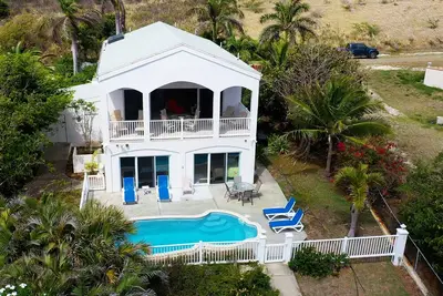 Image de ​​​​​​​Hibiscus Beach House! 2 bedroom, 2. 5 bath, take 30 steps to your private beach