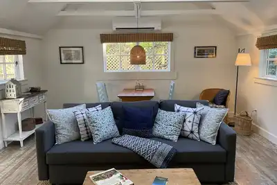Image de Charming Cottage hidden in town!