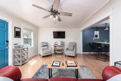Image de American Oak Cottage | Pet Friendly | 6-min walk to Downtown Food, Wine, & More!