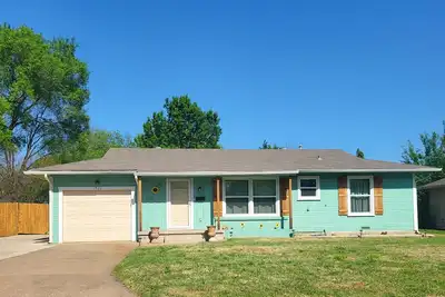 Image de Hot Tub Sunflower Oasis Home