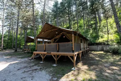 Image de Lodge Insolite Pinède 46m² - 2 chambres + Terrasse couverte + Plancha - 5 à 7 personnes - 5 pers. inclus dans le tarif