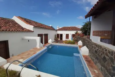 Image de Villa-Sleeps4-Parking-Garden-Pool-NearAirport