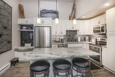 Image de Recently remodeled ski condo--Directly adjacent to the Beaver Creek Shuttle Bus!