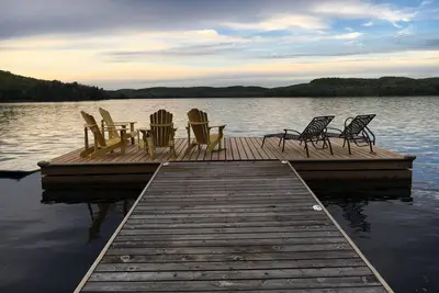 Image de Waterfront Family Retreat w/Sauna, Hot tub, Fire Pit, Sandy Beach, Deep off Dock