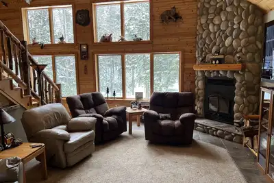 Image de Lodge style home with plenty of space