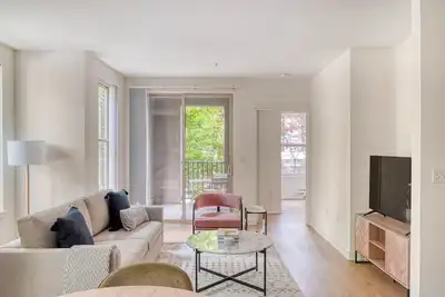 Stunning Bellevue 2br w/ Gym, W/D & Lounge, near Shops, by Blueground