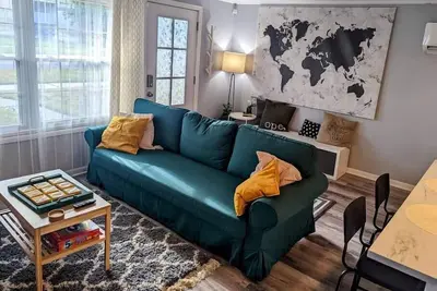 Image de Cozy, Colorful 2 Bedroom Bungalow
